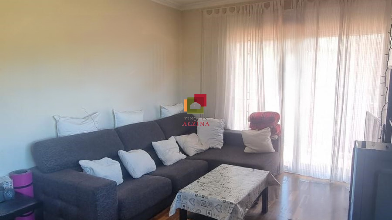 Luminoso piso esquinero con terraza y vistas