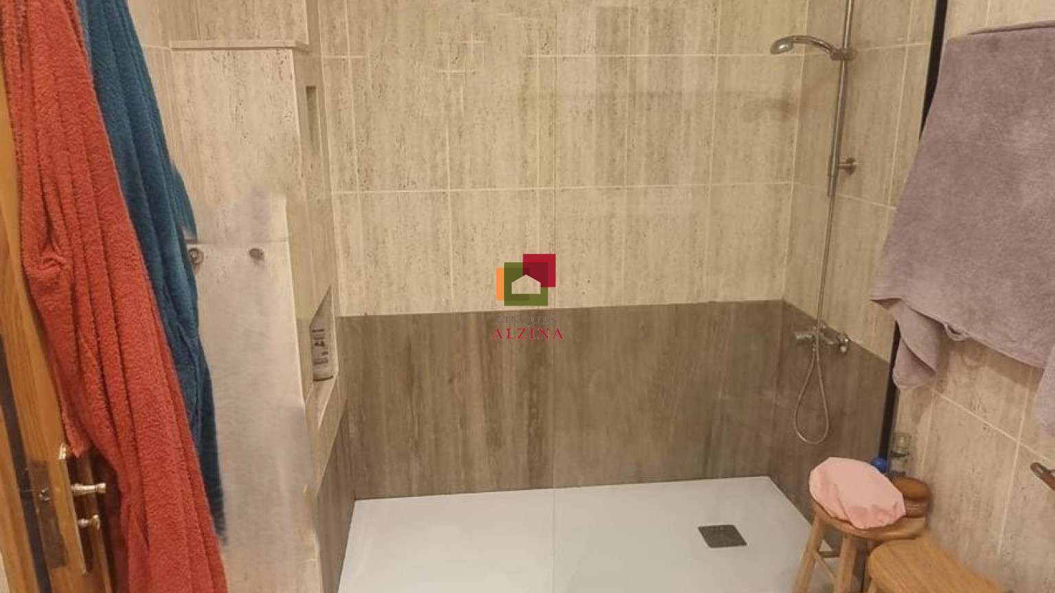 Luminoso piso esquinero con terraza y vistas