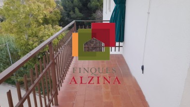 Luminoso piso esquinero con terraza y vistas