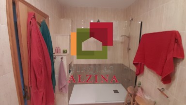 Luminoso piso esquinero con terraza y vistas