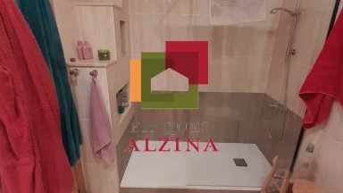 Luminoso piso esquinero con terraza y vistas