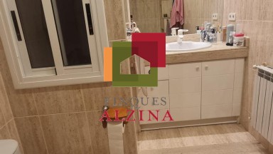 Luminoso piso esquinero con terraza y vistas