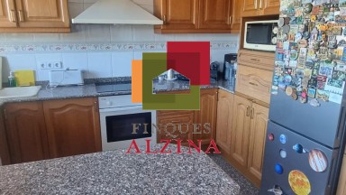 Luminoso piso esquinero con terraza y vistas