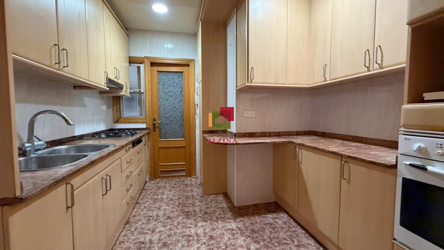 Un hogar luminoso con balcón en Santa Eulàlia: espacio, tranquilidad y conexión con Barcelona