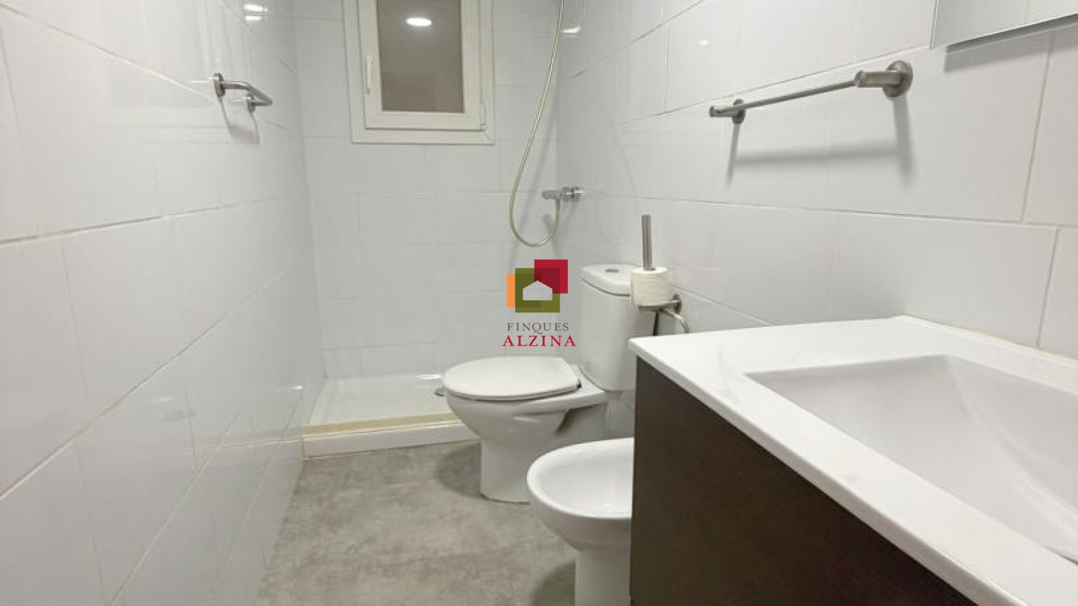 Un hogar luminoso con balcón en Santa Eulàlia: espacio, tranquilidad y conexión con Barcelona