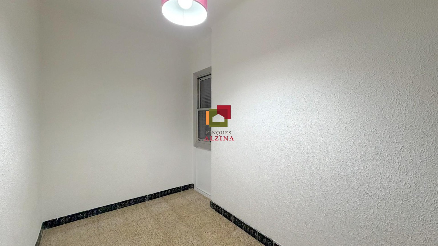 Un hogar luminoso con balcón en Santa Eulàlia: espacio, tranquilidad y conexión con Barcelona