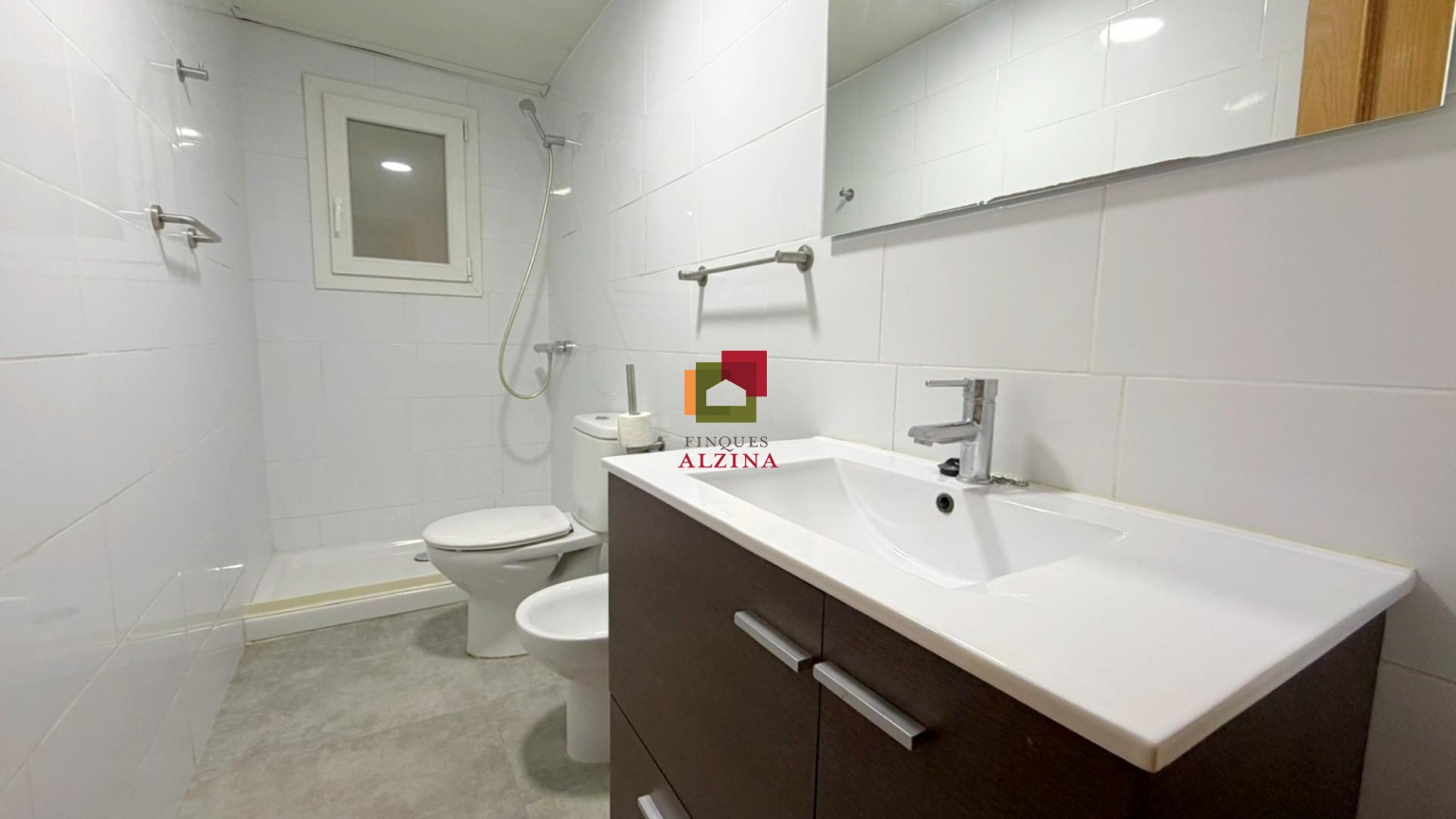 Un hogar luminoso con balcón en Santa Eulàlia: espacio, tranquilidad y conexión con Barcelona