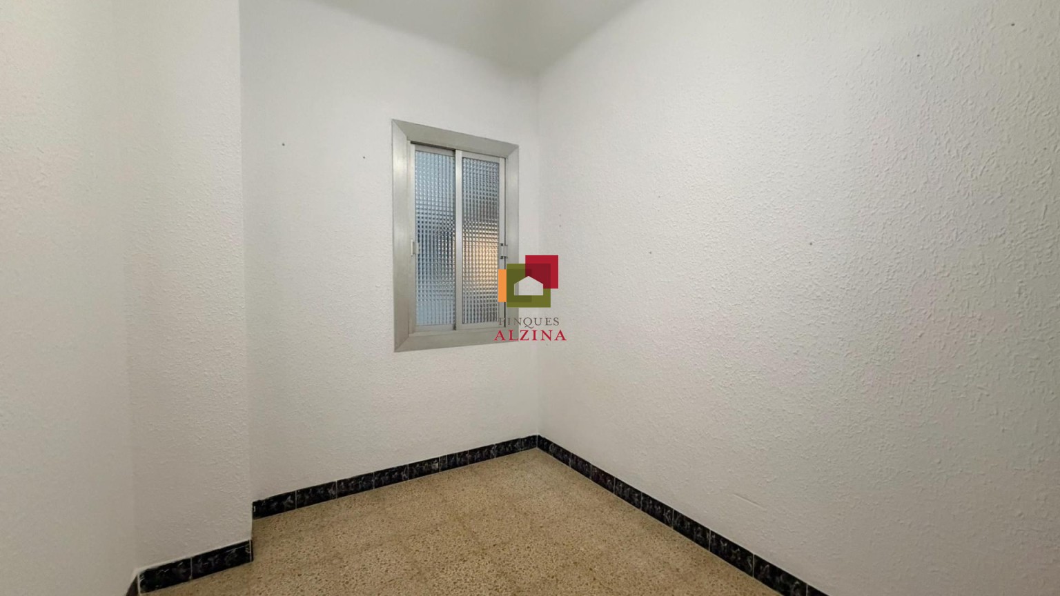 Un hogar luminoso con balcón en Santa Eulàlia: espacio, tranquilidad y conexión con Barcelona