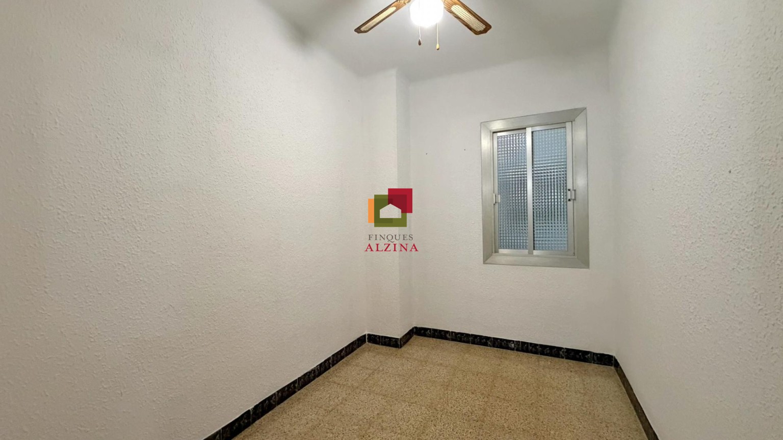 Un hogar luminoso con balcón en Santa Eulàlia: espacio, tranquilidad y conexión con Barcelona