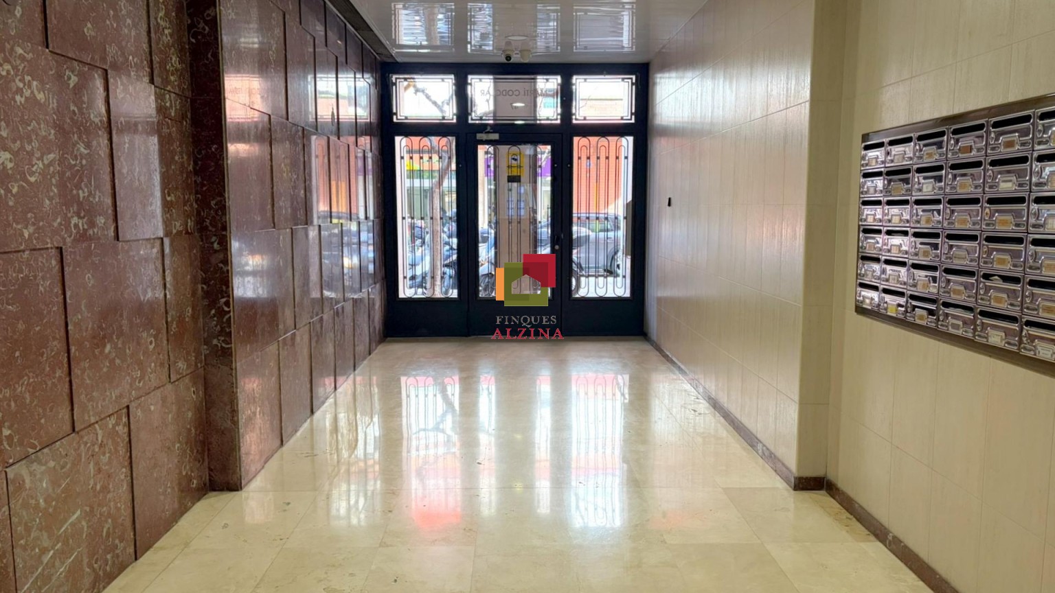 Un hogar luminoso con balcón en Santa Eulàlia: espacio, tranquilidad y conexión con Barcelona