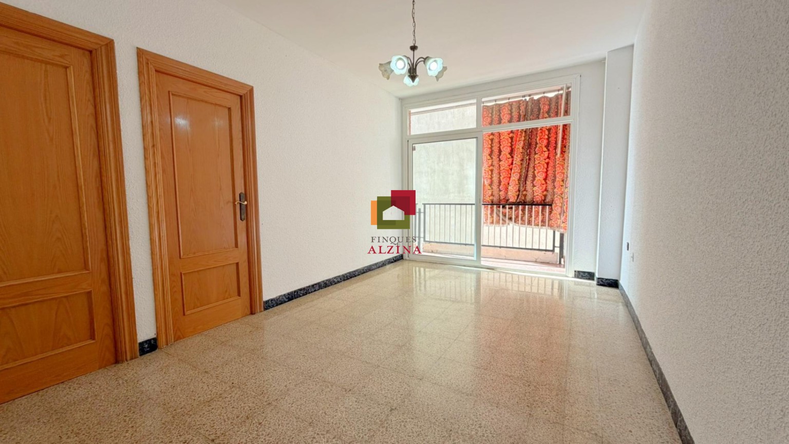 Un hogar luminoso con balcón en Santa Eulàlia: espacio, tranquilidad y conexión con Barcelona