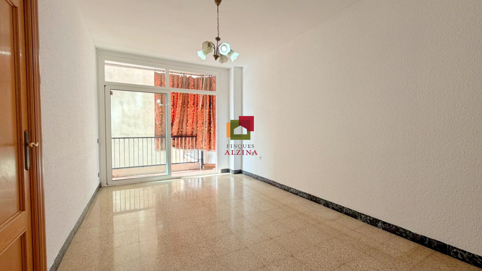 Una llar lluminosa amb balcó en Santa Eulàlia: espai, tranquil·litat i connexió amb Barcelona