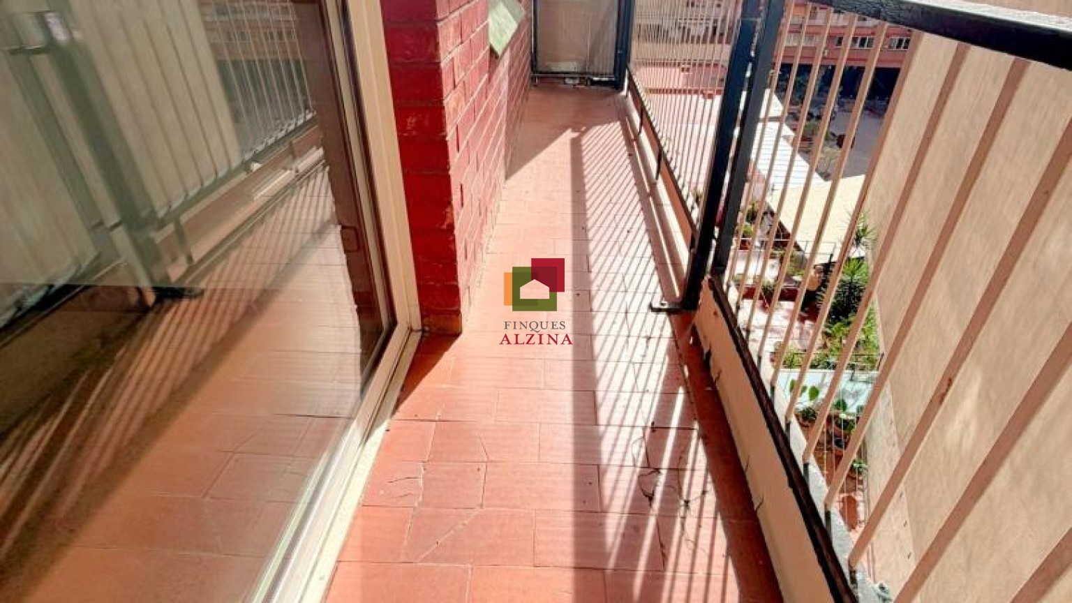 Un hogar luminoso con balcón en Santa Eulàlia: espacio, tranquilidad y conexión con Barcelona