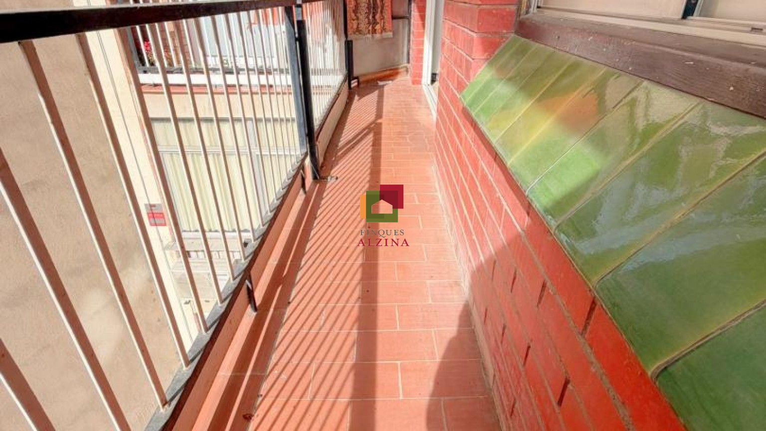 Un hogar luminoso con balcón en Santa Eulàlia: espacio, tranquilidad y conexión con Barcelona