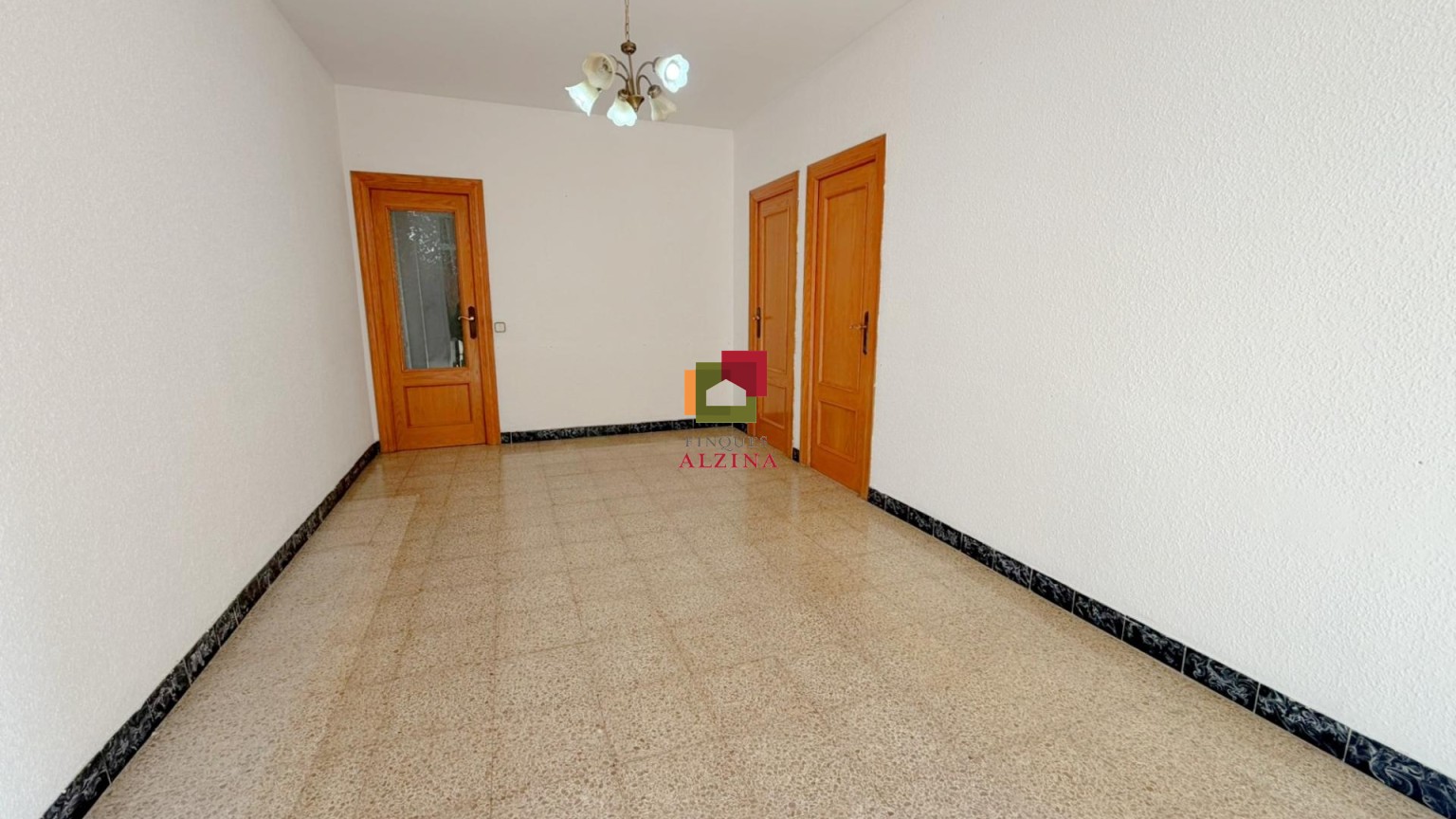 Un hogar luminoso con balcón en Santa Eulàlia: espacio, tranquilidad y conexión con Barcelona