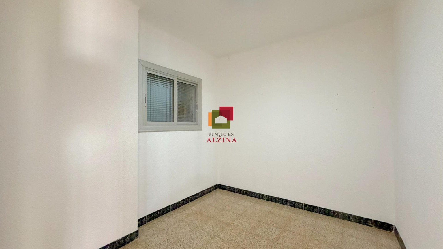 Un hogar luminoso con balcón en Santa Eulàlia: espacio, tranquilidad y conexión con Barcelona