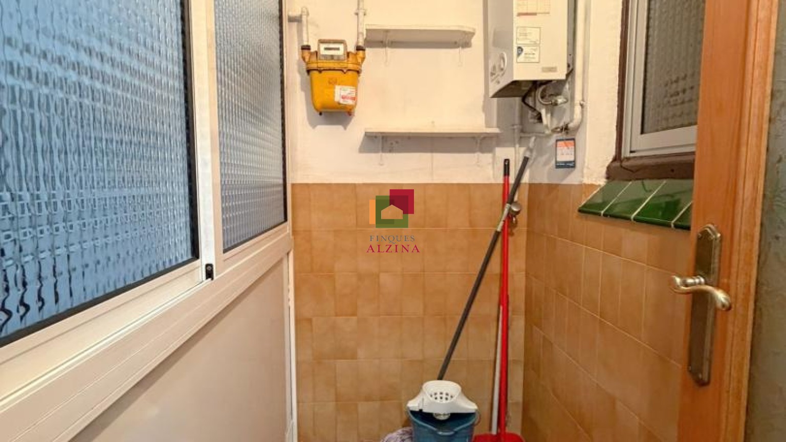 Un hogar luminoso con balcón en Santa Eulàlia: espacio, tranquilidad y conexión con Barcelona