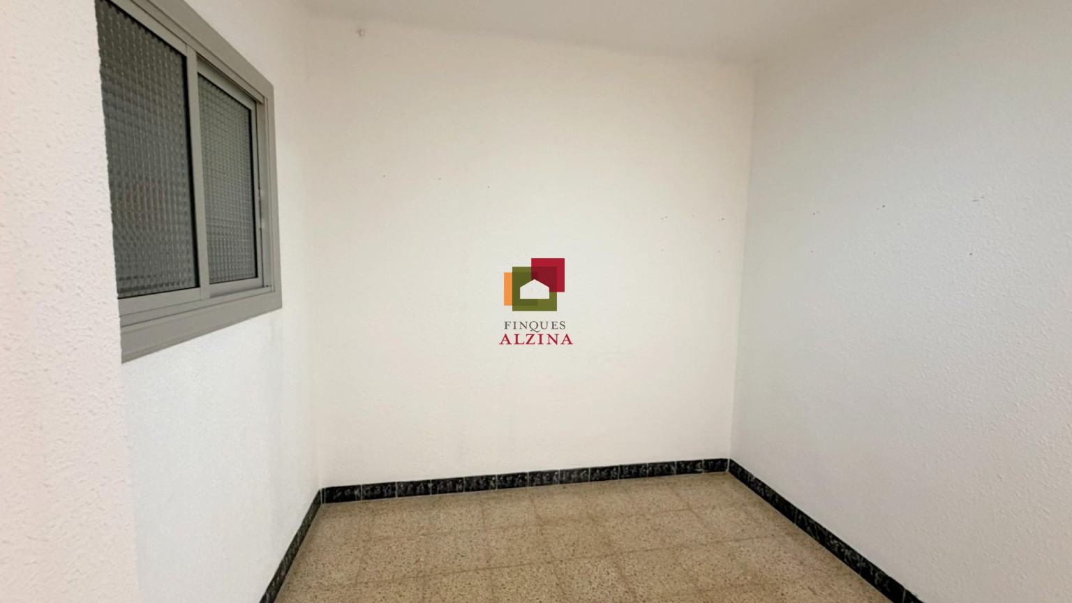 Un hogar luminoso con balcón en Santa Eulàlia: espacio, tranquilidad y conexión con Barcelona