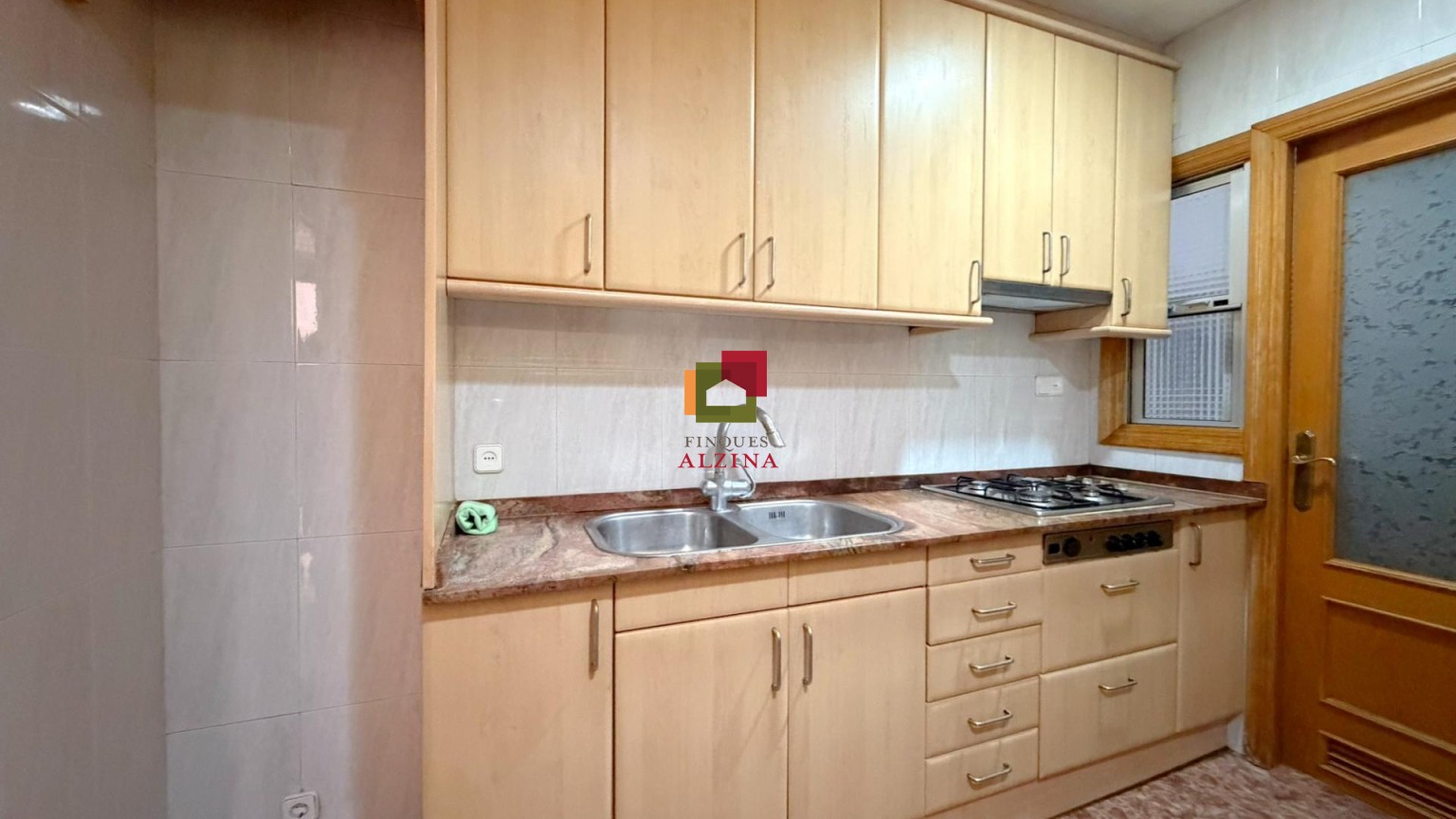 Un hogar luminoso con balcón en Santa Eulàlia: espacio, tranquilidad y conexión con Barcelona