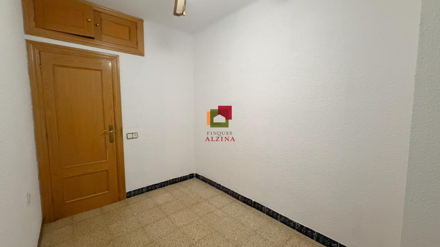 Un hogar luminoso con balcón en Santa Eulàlia: espacio, tranquilidad y conexión con Barcelona