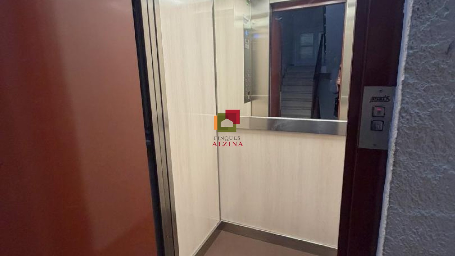 Un hogar luminoso con balcón en Santa Eulàlia: espacio, tranquilidad y conexión con Barcelona