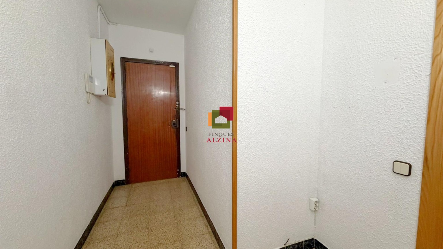 Un hogar luminoso con balcón en Santa Eulàlia: espacio, tranquilidad y conexión con Barcelona