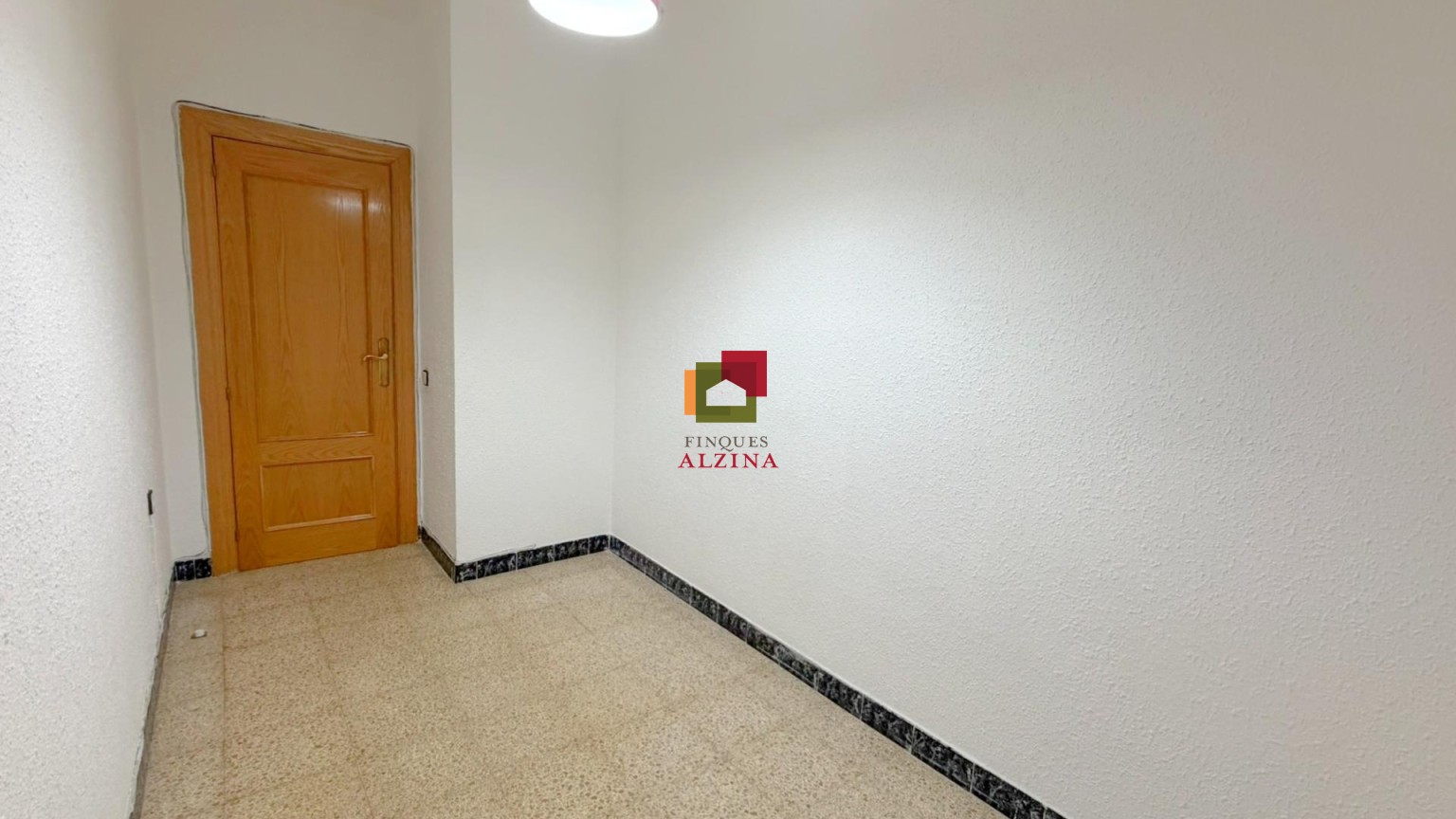 Un hogar luminoso con balcón en Santa Eulàlia: espacio, tranquilidad y conexión con Barcelona