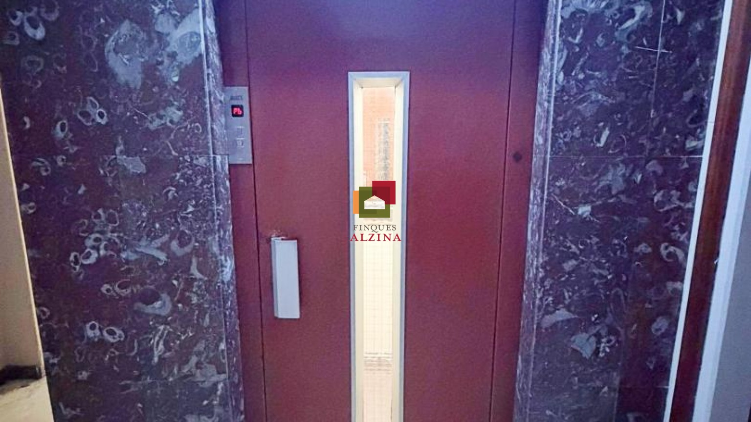 Un hogar luminoso con balcón en Santa Eulàlia: espacio, tranquilidad y conexión con Barcelona