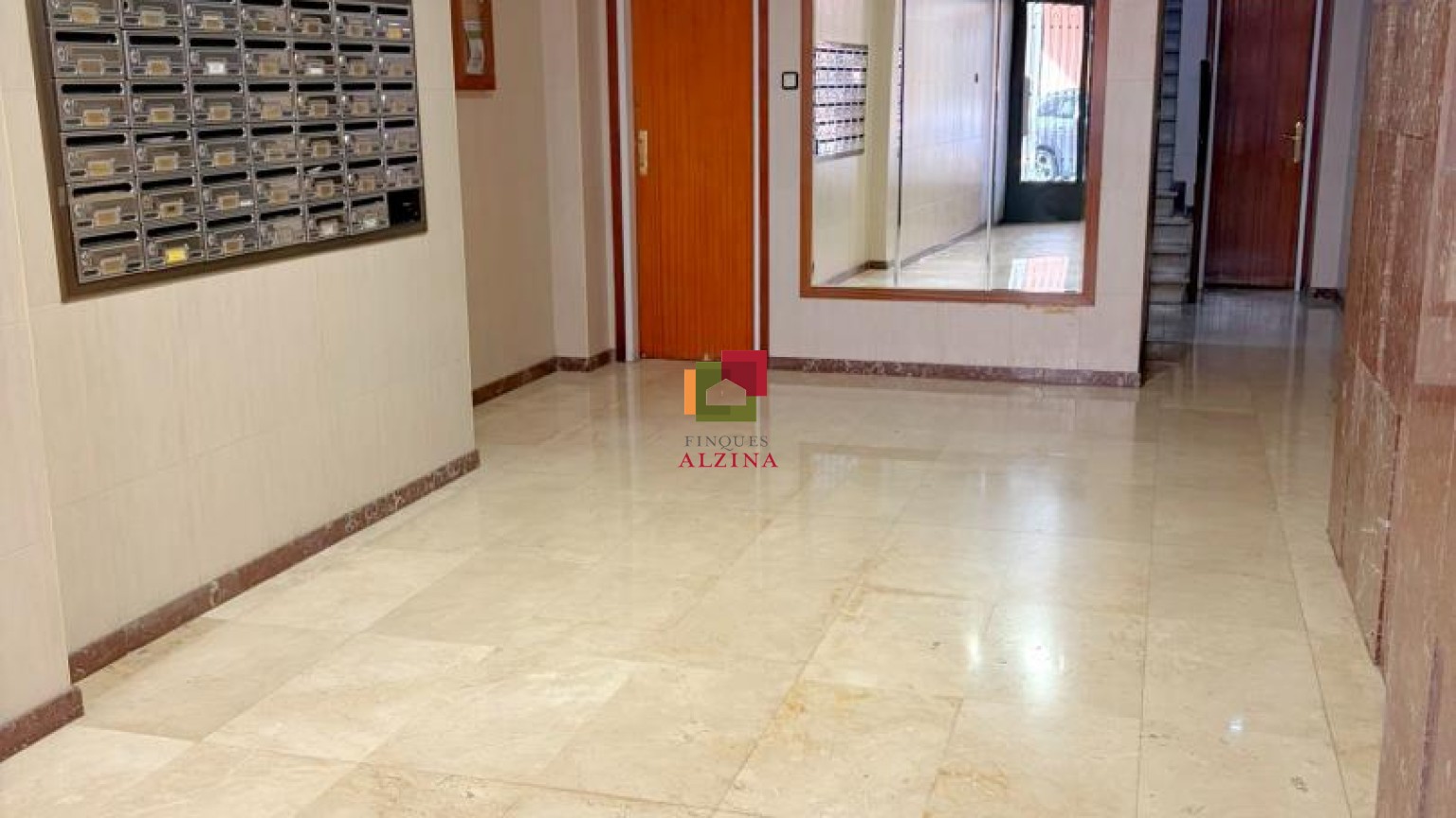 Un hogar luminoso con balcón en Santa Eulàlia: espacio, tranquilidad y conexión con Barcelona