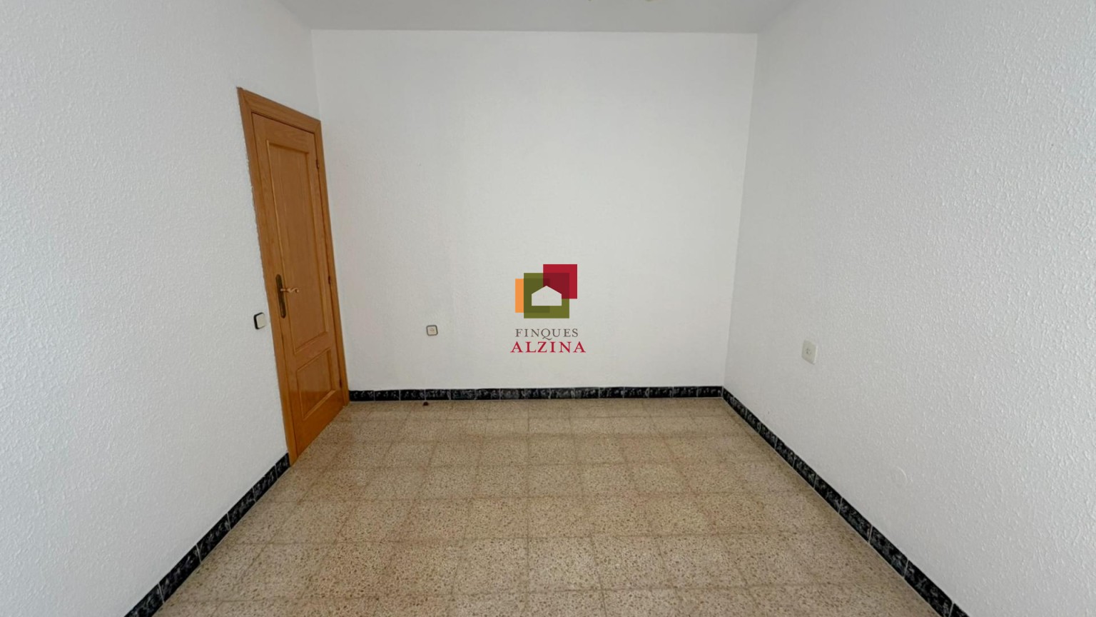 Un hogar luminoso con balcón en Santa Eulàlia: espacio, tranquilidad y conexión con Barcelona