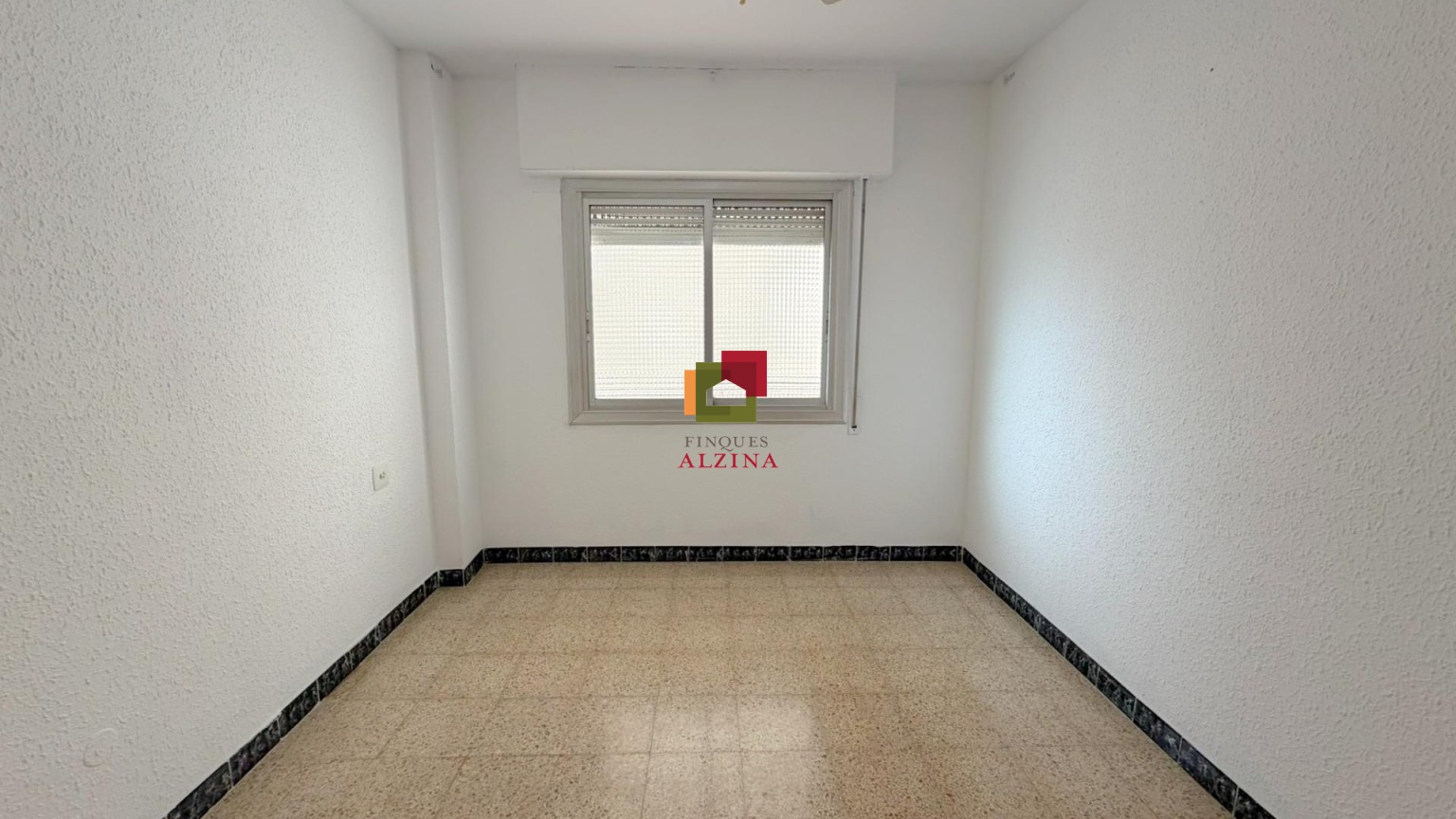 Un hogar luminoso con balcón en Santa Eulàlia: espacio, tranquilidad y conexión con Barcelona