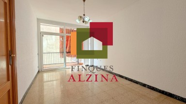 Un hogar luminoso con balcón en Santa Eulàlia: espacio, tranquilidad y conexión con Barcelona