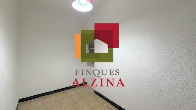 Un hogar luminoso con balcón en Santa Eulàlia: espacio, tranquilidad y conexión con Barcelona