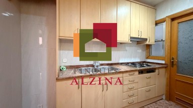 Una llar lluminosa amb balcó en Santa Eulàlia: espai, tranquil·litat i connexió amb Barcelona