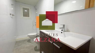 Un hogar luminoso con balcón en Santa Eulàlia: espacio, tranquilidad y conexión con Barcelona