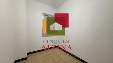 Un hogar luminoso con balcón en Santa Eulàlia: espacio, tranquilidad y conexión con Barcelona