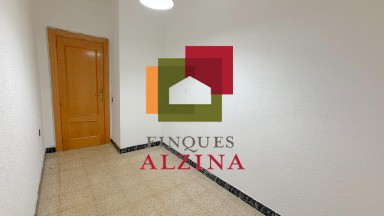 Un hogar luminoso con balcón en Santa Eulàlia: espacio, tranquilidad y conexión con Barcelona