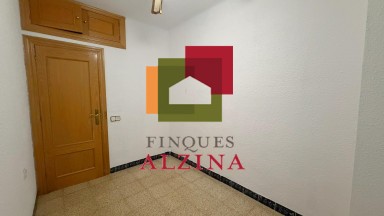 Un hogar luminoso con balcón en Santa Eulàlia: espacio, tranquilidad y conexión con Barcelona