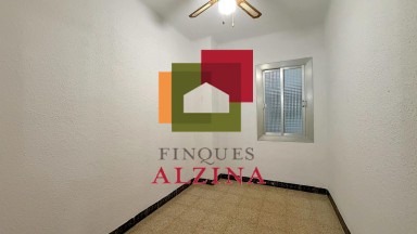 Un hogar luminoso con balcón en Santa Eulàlia: espacio, tranquilidad y conexión con Barcelona