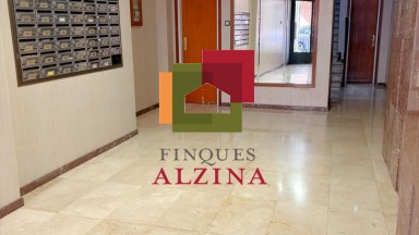 Una llar lluminosa amb balcó en Santa Eulàlia: espai, tranquil·litat i connexió amb Barcelona