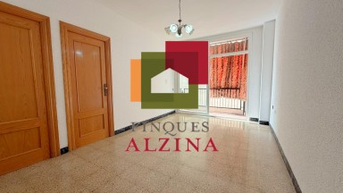 Un hogar luminoso con balcón en Santa Eulàlia: espacio, tranquilidad y conexión con Barcelona