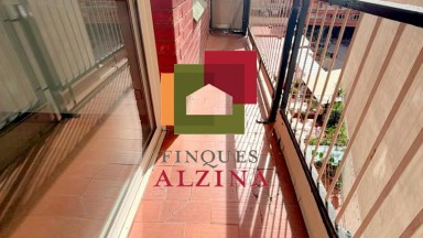 Un hogar luminoso con balcón en Santa Eulàlia: espacio, tranquilidad y conexión con Barcelona