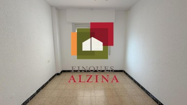 Una llar lluminosa amb balcó en Santa Eulàlia: espai, tranquil·litat i connexió amb Barcelona