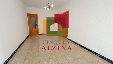 Un hogar luminoso con balcón en Santa Eulàlia: espacio, tranquilidad y conexión con Barcelona