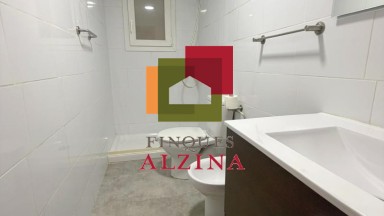 Un hogar luminoso con balcón en Santa Eulàlia: espacio, tranquilidad y conexión con Barcelona