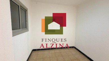 Un hogar luminoso con balcón en Santa Eulàlia: espacio, tranquilidad y conexión con Barcelona