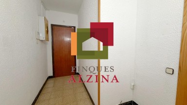 Un hogar luminoso con balcón en Santa Eulàlia: espacio, tranquilidad y conexión con Barcelona