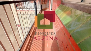 Un hogar luminoso con balcón en Santa Eulàlia: espacio, tranquilidad y conexión con Barcelona