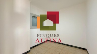 Un hogar luminoso con balcón en Santa Eulàlia: espacio, tranquilidad y conexión con Barcelona