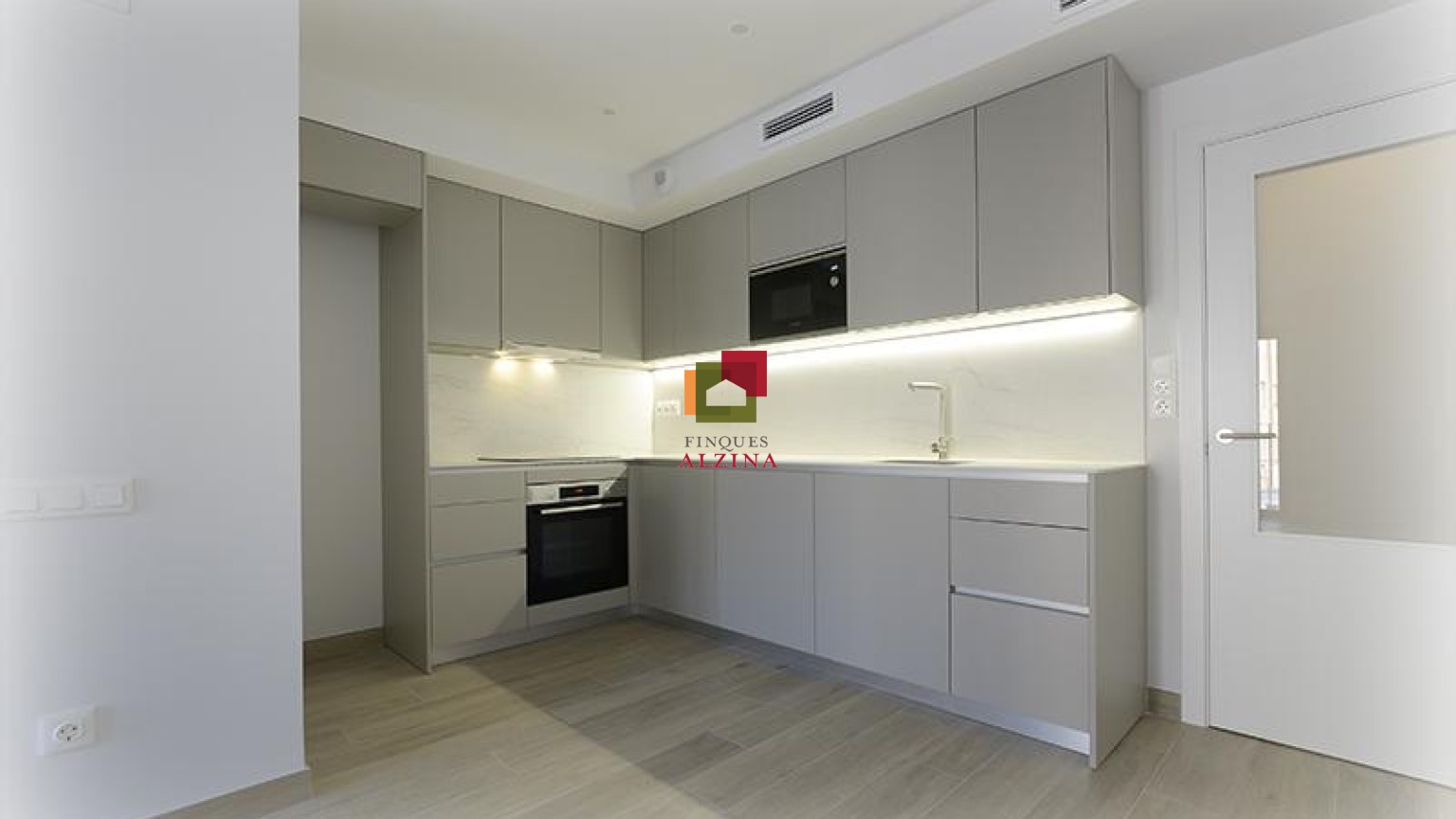 Luminoso piso con balcón y excelentes calidades en Collblanc